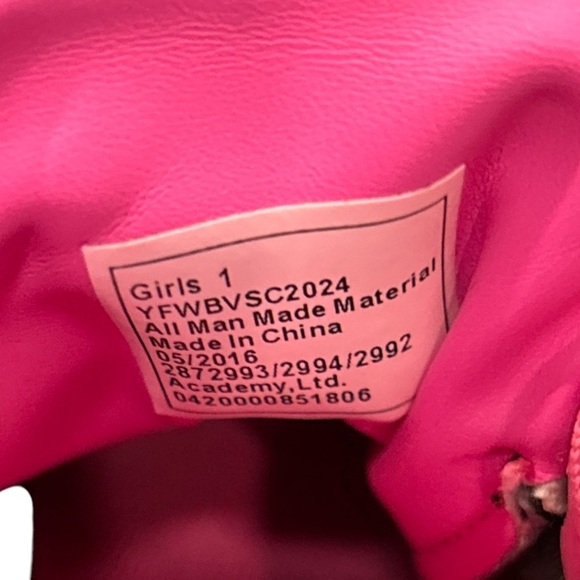 Brava Black and Pink Girl's Soccer Cleats Preowned in great condition, size‎ 1. - Picture 6 of 7